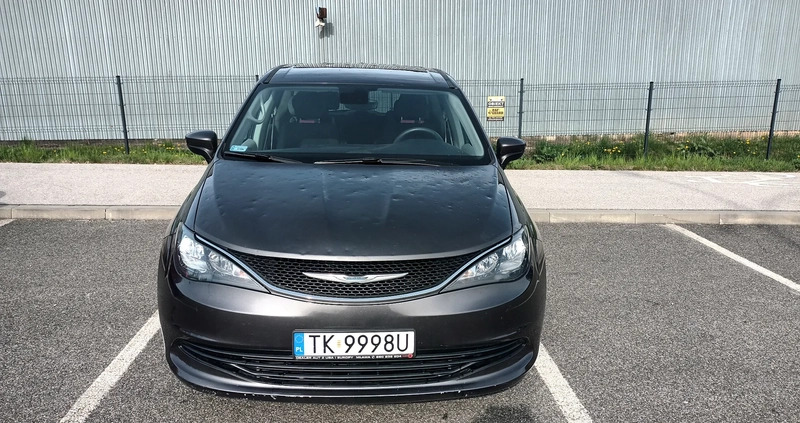 Chrysler Pacifica cena 99900 przebieg: 123000, rok produkcji 2017 z Kielce małe 631